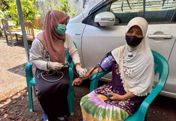 CEK: Pemeriksaan gula darah dan tekanan darah oleh perawat Puskesmas Pohjentrek. (Foto: Puskesmas Pohjentrek for Jawa Pos Radar Bromo)