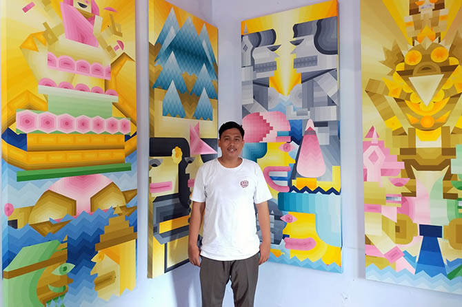 PENUH WARNA: Teo Agustie di depan lukisan kontemporer karyanya yang penuh warna. Eksplorasi warna dengan bebas membuatnya menyukai aliran kontemporer. (Rizal Syatori/Radar Bromo)