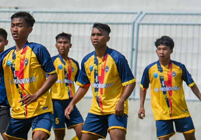 TAK BERDAYA: Tim sepakbola Porprov Kabupaten Probolinggo saat berlaga di stadion Diponegoro, Banyuwangi. Sepak bola Kabupaten Probolinggo dipastikan absen di Porprov karena gagal meraih runner up di Grup A. (Foto: Ramada/Jawa Pos Radar Banyuwangi)