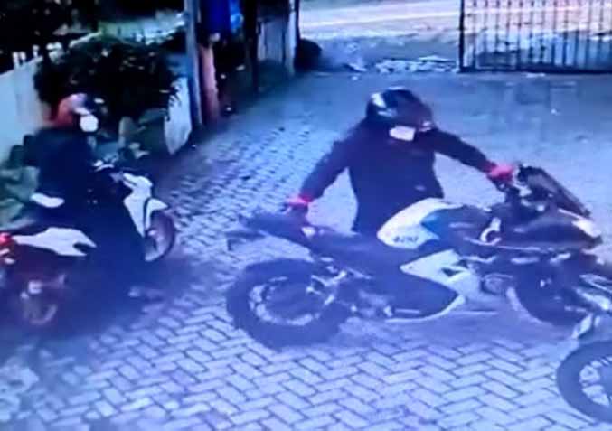 GONE IN 30 SECOND: Pencuri mengambil Kawasaki Ninja milik pegawai Bank BRI di Prigen. (Foto: Screenshot)
