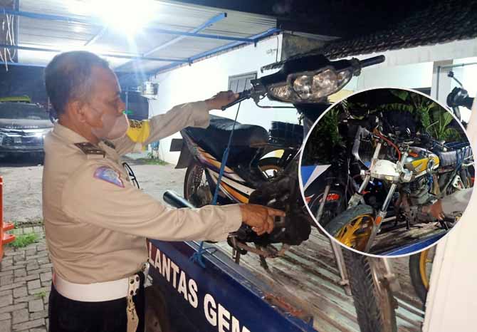 BARANG BUKTI: Dua motor yang terlibat kecelakaan di Karangrejo. Saat ini kedua motor sudah diamankan di Poslantas Polsek Gempol. (Foto: Istimewa)