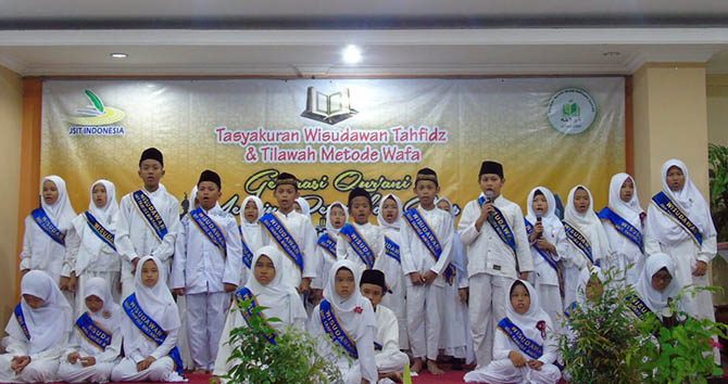 PROGRAM UNGGULAN: Wisudawan tahfidzul Qurâ€™an siswa siswi SDIT Bintangku. (SDIT Tahfidz Bintangku for Radar Bromo)