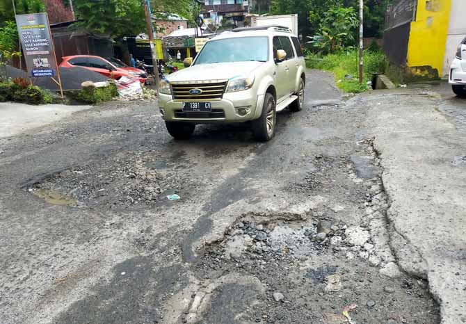 RUSAK: Jalan Lumbangrejo, Prigen, yang banyak berlubang. (Foto: Rizal F Syatori/Jawa Pos Radar Bromo)