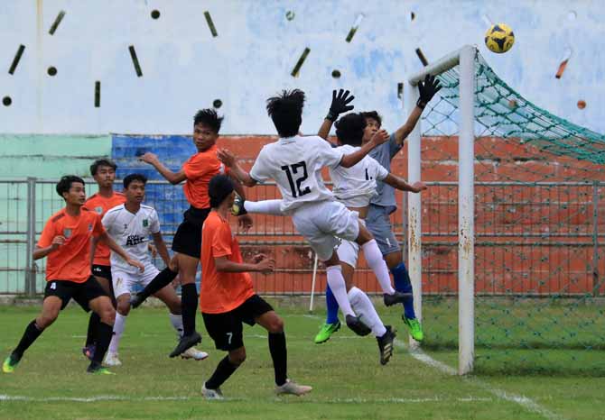KERAS: Penggawa tim sepakbola Porprov Kota Probolinggo dan Kota Pasuruan saat berjibaku di kotak dua belas. Di laga yang berlangsung di stadion Untung Suropati Kamis (12/5) sore itu, Kota Probolinggo kalah tipis 1-0. (Foto: M Zubaidillah/Jawa Pos Radar Br
