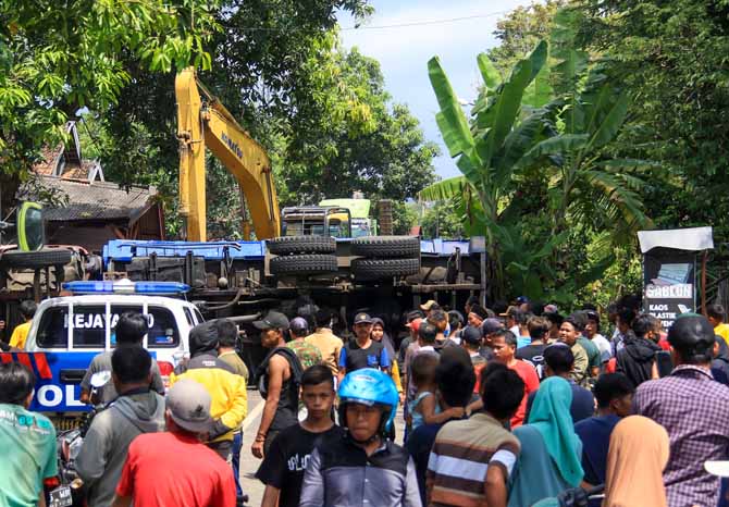 JADI TONTONAN: Warga Pasrepan usai insiden kecelakaan di Jalan raya Bromo tepatnya di Pasrepan, Rabu (18/5) lalu.Â  (Foto: Dok. Radar Bromo)