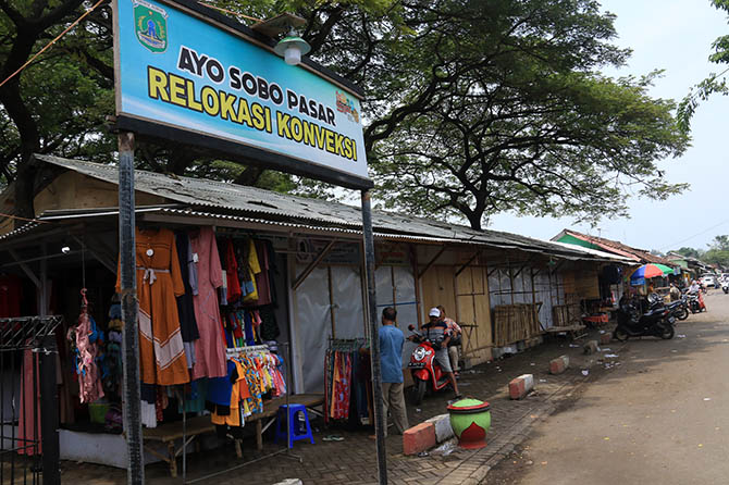 MENGAIS REZEKI: Sejumlah pedagang Pasar Nguling, berjualan di bedak sementara sambil menunggu pasarnya dibangun. (Foto: Dok. Radar Bromo)