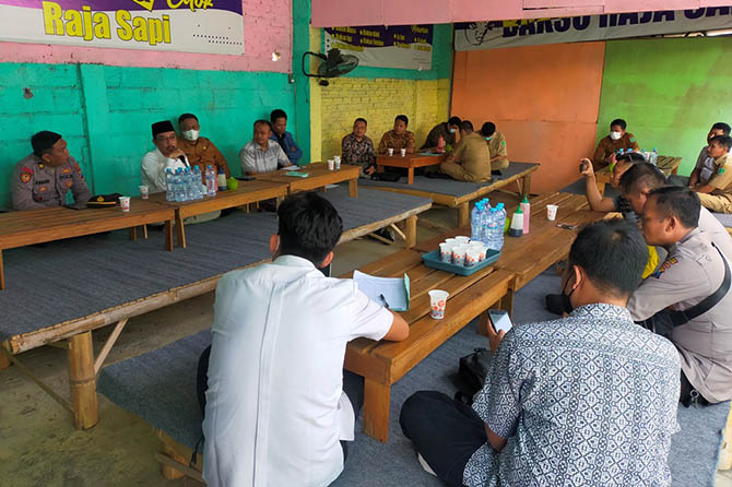 BELUM BISA BUKA: Rapat Disperindag Kabupaten Pasuruan dengan sejumlah pihak membahas penutupan sementara pasar hewan. Belum bisa diputuskan kapan pasar hewan kembali buka. (Rizal F. Syatori/Radar Bromo)