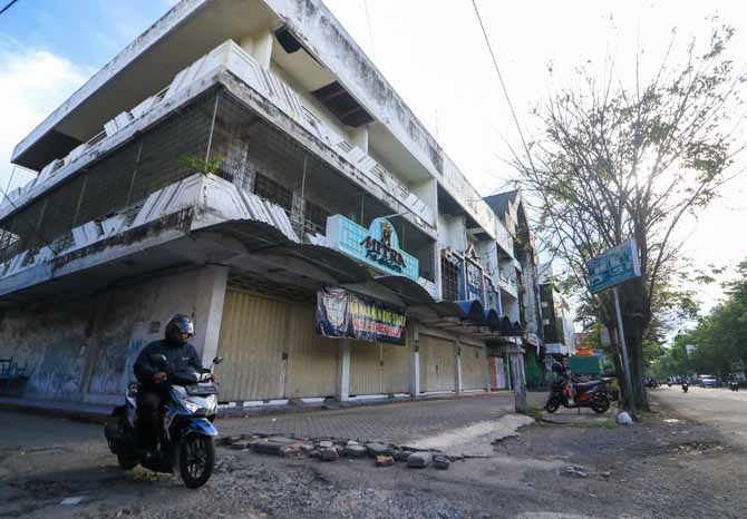 BERMASALAH: Rumah-rumah toko di Plaza Bangil masih menjadi perselisihan antara Pemkab Pasuruan dan pedagang penyewa. Piutang biaya sewa Rp 32 miliar tidak bisa ditagih. (Foto: M Zubaidillah/Jawa Pos Radar Bromo)