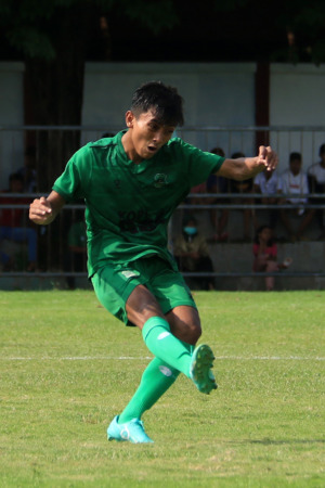 Defender Kota Pasuruan Saifullah jadi tembok terakhir untuk meredam serangan Kabupaten Pamekasan. (Mokhammad Zubaidillah/ Radar Bromo)