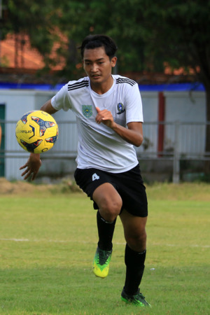 WAJIB MENANG: Defender Kota Probolinggo Auriga Syadana Putra diandalkan untuk menjaga pertahanan Kota Probolinggo, Sabtu siang (14/5). (Mokhamad Zubaidillah/ Radar Bromo)