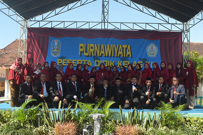 KEBERSAMAAN: Kepala SMKN 1 Gending Rr. Herlina Wulansari, S.Pd., M.M. (tengah) berfoto bersama dewan guru, siap memberikan yang terbaik bagi anak didiknya. (Foto: Didik Purwanto Jawa Pos Radar Bromo)