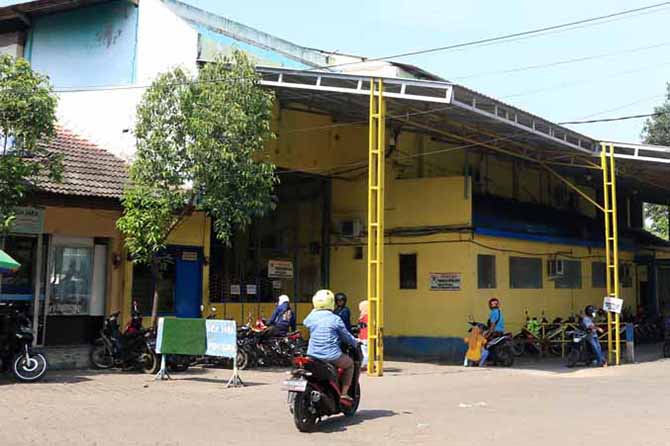 JADI POLEMIK: Gedung sentra perkulakan koperasi di Pasar Kebonagung. Gedung ini aset milik Pemkot Pasuruan. (Foto: M Zubaidillah/Jawa Pos Radar Bromo)