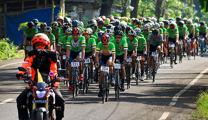 MASIH RAPAT: Peserta Suropati Race sesaat setelah start melayang di Pasrepan nampak masih rapat. Masuk di jalur tanjakan, jarak antar peserta mulai jauh. (Mokhammad Zubaidillah/ Radar Bromo)