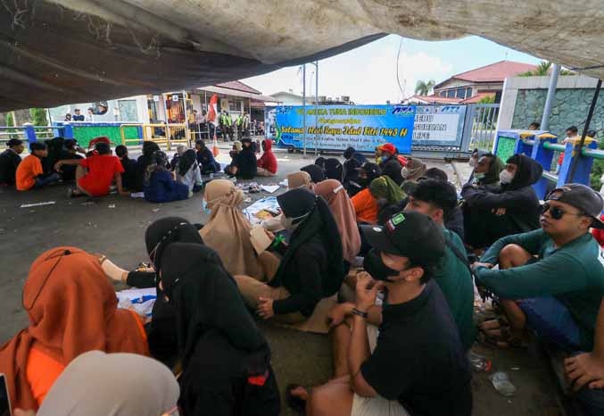 TUNTUT KEBIJAKAN: Unjuk rasa warga Desa Karangrejo di halaman PT ATI Rabu (18/5) pagi. (Foto: M Zubaidillah/Jawa Pos Radar Bromo)