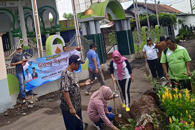 BERSIH DESA: Kepala Desa Liprak Wetan Nurhayati (kerudung pink) turun langsung dalam kegiatan Jumat Bersih sekaligus memperingati Bulan Bhakti Gotong Royong Masyarakat Tahun 2022. (Foto: Pemdes Liprak Wetan for Jawa Pos Radar Bromo)