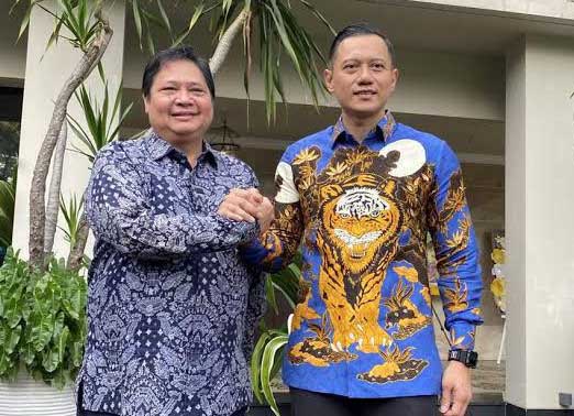 Ketum DPP Golkar saat bertemu Ketum Partai Demokrat Agus  Harimurti Yudhoyono (AHY).