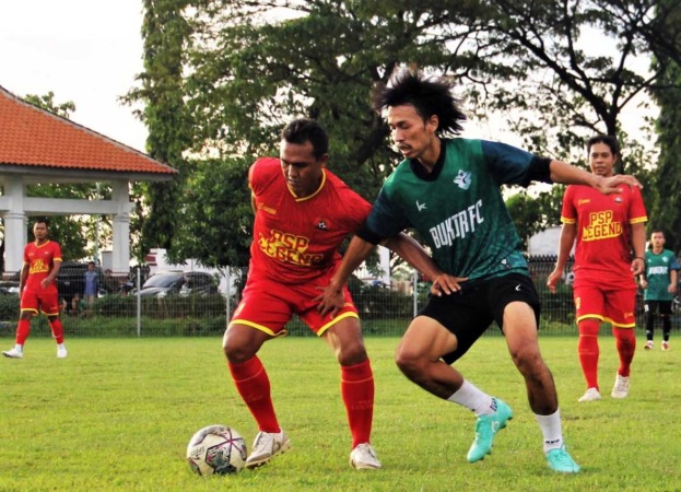 ULET: Jaenal Icwan dari PSP Legend berduel dengan Wahyu, gelandang Bukir United. (Rozi Al Jufri/ Radar Bromo)
