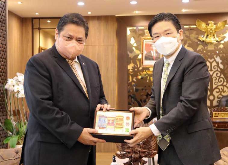 Menteri Koordinator Bidang Perekonomian Airlangga Hartarto dalam pertemuannya dengan Menteri Keuangan Singapura H.E. Lawrence Wong di Jakarta, Rabu (18/05).