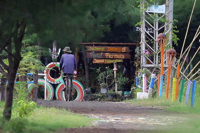 DALAM KAJIAN: Jalan masuk menuju Pantai Permata Kota Probolinggo yang melewati JLU menjadi perhatian khusus. Karena arus lalu lintas yang padat di sana. (Dok. Radar Bromo)