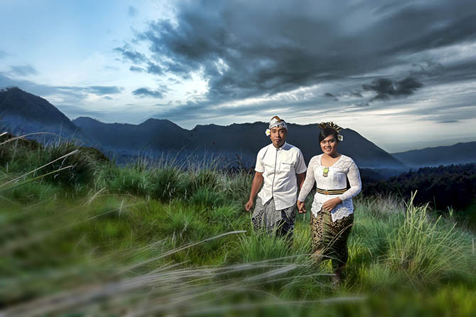LEBIH MURAH: Foto prewedding yang dilakukan di kawasan Bromo ditarik Rp 250 ribu. (Zainal Arifin/Radar Bromo)