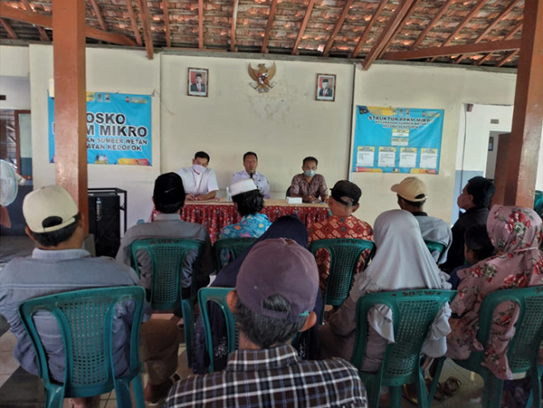 RAPAT: Camat Kedopok Imam Cahyadi memimpin rapat musyawarah mufakat bersama warga pemilik tanah yang terdampak pembanguan jalan tembus di Kelurahan Sumber Wetan.