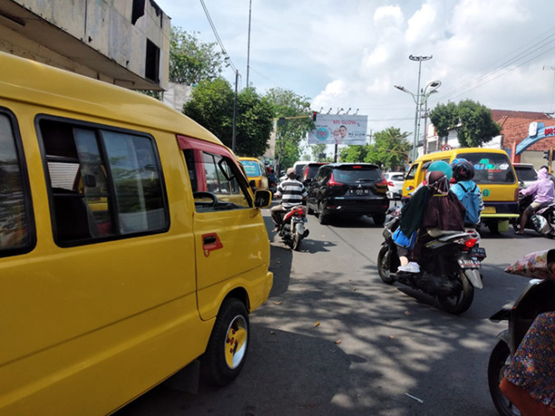 KEMBALI RAMAI: Sejumlah angkot melintas di Jalan Raya Panglima Sudirman, Kelurahan Mangunharjo, Kecamatan Mayangan, Kota Probolinggo, Kamis (16/6). (FUAD ALYZEN/JAWA POS RADAR BROMO)