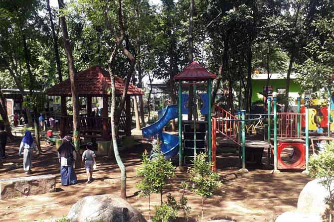 WISATA MURAH: Pengunjung yang terlihat di Taman Studi Wisata Lingkungan Kota Probolinggo beberapa waktu lalu. (Foto: Zainal Arifin/Jawa Pos Radar Bromo)