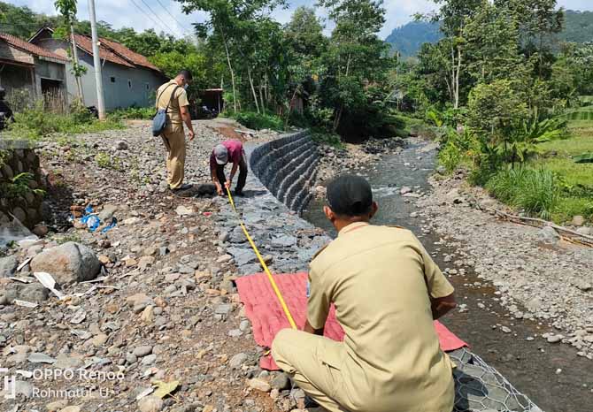 CEGAH LONGSOR: Sejumlah Perangkat Desa Patemon Kulon mengukur hasil pembangunan bronjong di Dusun Dermoyo. Bangunan ini bertujuan mencegah tergerusnya tebing akibat banjir. (Foto: Pemdes Patemon Kulon for Jawa Pos Radar Bromo)