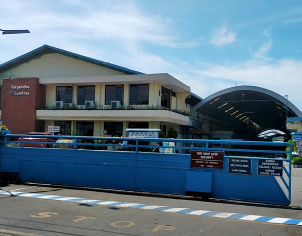 DILIBURKAN: Sebagian pekerja pabrik alas kaki PT Karyamitra libur untuk sementara waktu.