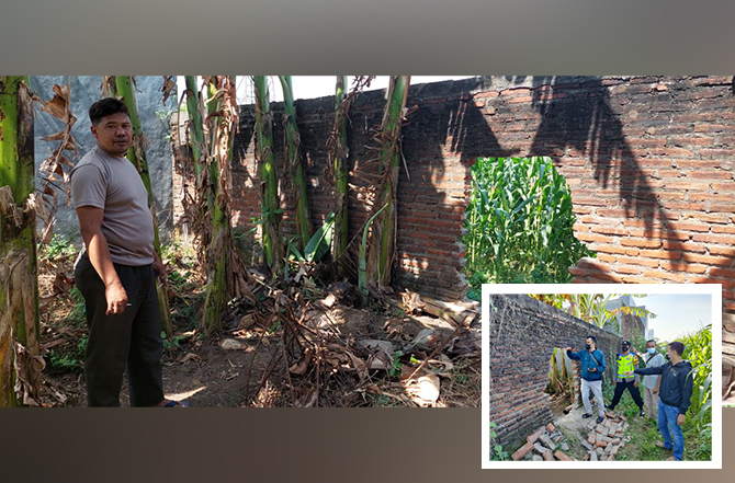 BOBOL: Sodik menunjukkan tembok pagar Perumahan Green Royal Residence, Kelurahan/Kecamatan Kedopok, Kota Probolinggo, yang dibobol maling Minggu (26/6). Serta, sejumlah anggota Polsek Wonoasih melakukan olah TKP. (Rizky Putra Dinasti/Jawa Pos Radar Bromo)