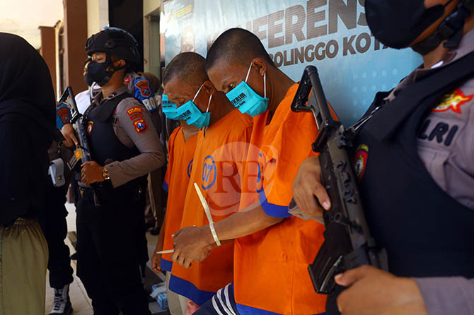 DITEMBAK: Tiga tersangka komplotan maling hewan dibekuk Polres Probolinggo Kota. Salah satunya IS. Ia ditembak kakinya karena melawan petugas ketika hendak ditangkap. (Zainal Arifin/Jawa Pos Radar Bromo)