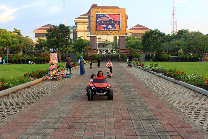 RUANG TERBUKA: Sejumlah warga berada di Alun-alun Kota Kraksaan. Tahun ini, DLH hanya mengalokasikan anggaran perawatan. (Jamaludin/Jawa Pos Radar Bromo)