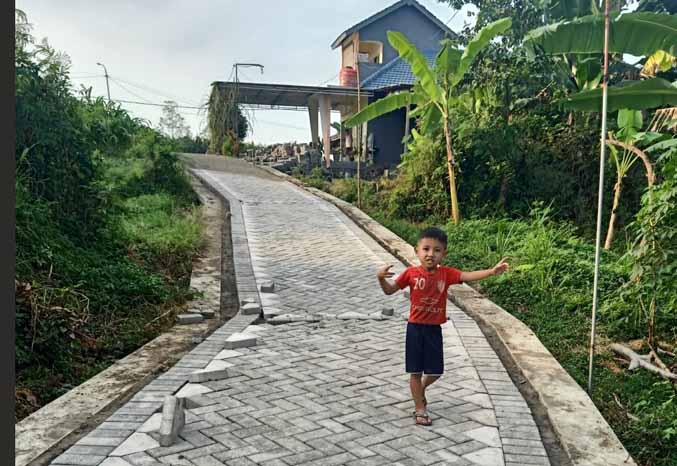 JALAN USAHA TANI: Jalan di Dusun Sukun yang sudah dipaving sehingga kian nyaman saat dilintasi warga, utamanya bagi petani. (Foto: Erri Kartika/Jawa Pos Radar Bromo)