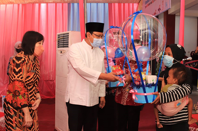 PEDULI: Wali Kota Pasuruan Drs. H. Saifullah Yusuf (tengah) didampingi Kepala Dinas Kesehatan Kota Pasuruan dr. Shierly Marlena (kiri) memberikan paket gizi kepada orang tua balita untuk menyukseskan Imunisasi KEJAR yang dimulai Agustus mendatang.