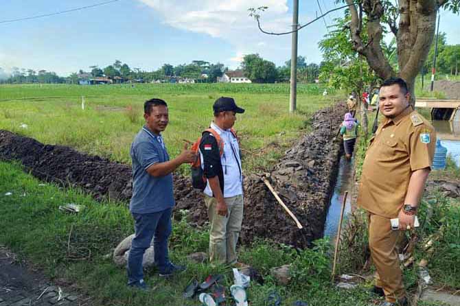 FASILITAS BARU: Kepala Desa Sindetlami Saiful Bahri (kanan) mengecek pelaksanaan pembangunan sanggar olahraga. (Foto: Agus Faiz Musleh/Jawa Pos Radar Bromo)
