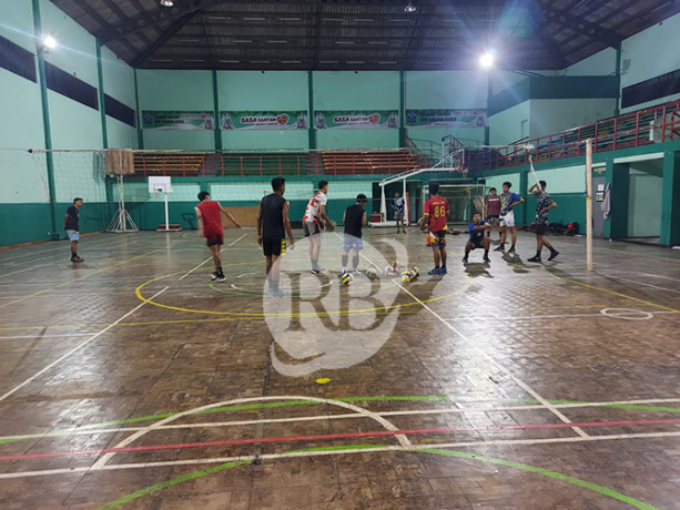 ANDALKAN CHEMISTRY PEMAIN: Tim voli Kabupaten Probolinggo saat berlatih, beberapa waktu lalu. Hari ini, tim voli Kabupaten Probolinggo bertolak ke Jember yang jadi venue voli porprov. (PBVSI for Jawa Pos Radar Bromo)