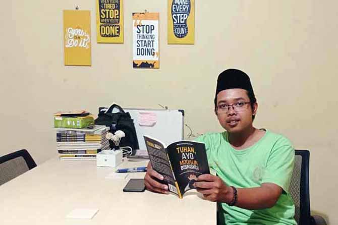 BIAR DIKENANG: Muhammad Khoiron saat membaca buku di rumahnya. Salah satu motivasinya menulis buku yaitu agar bisa dikenang. (Foto: Iwan Andrik/Jawa Pos Radar Bromo)