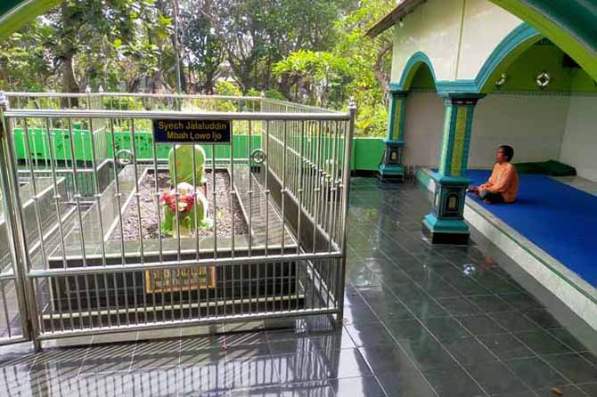 RATUSAN TAHUN: Makam Mbah Lowo Ijo atau Syekh Jalaluddin di Lingkungan Diwet, Kelurahan Pogar, Kecamatan Bangil, yang sudah berusia ratusan tahun. (Foto: Iwan Andrik/Jawa Pos Radar Bromo)