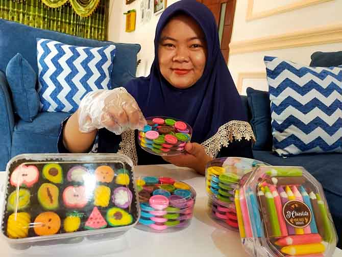 JADI USAHA: Dian Armiati, 32, menunjukkan cokelat karakter kreasinya. Meski awalnya coba-coba, membuat coklat karakter akhirnya jadi bisnis serius yang digeluti Dian. (Iwan Andrik/ Radar Bromo)