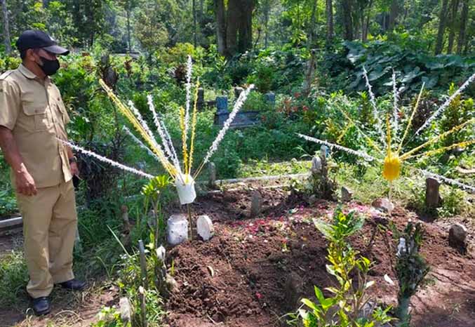 PUSARA: Makam korban pesta miras di Purwosari pada 5 Juni. (Foto: Dok. Radar Bromo)