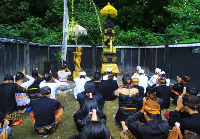 DOA: Masyarakat Tengger saat melakukan ritual Mendak Tirta. Ritual ini digelar jelang Yadnya Kasada, Senin (13/6) pagi. (Foto: Kominfo for Jawa Pos Radar Bromo)