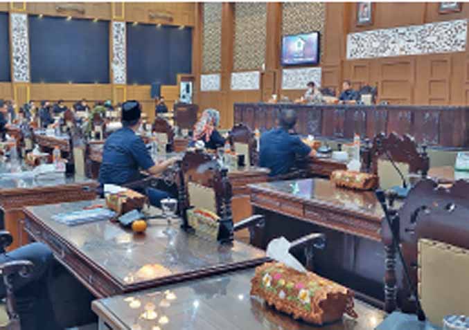 MINTA PENJELASAN: Suasana rapat paripurna Pembahasan Raperda tentang Pertanggungjawaban Pelaksanaan APBD Tahun 2021 yang digelar di kantor DPRD. (Foto: Dok. Radar Bromo)