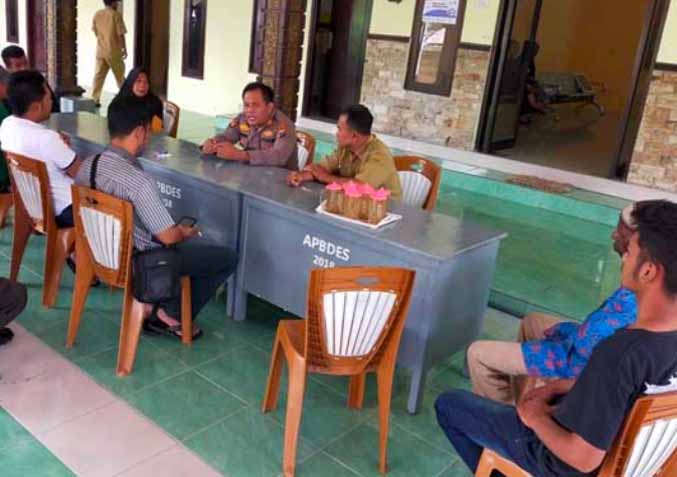 GALI KETERANGAN: Kapolsek Purwosari dan pihak Desa Cendono saat menemui keluarga korban meninggal usai pesta miras. Hingga kini belum ada tersangka yang ditetapkan usai insiden. (Foto: Dok. Radar Bromo)