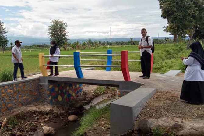 KOKOH: Salah satu jembatan di Desa Selogudig Wetan, Kecamatan Pajarakan, yang telah rampung dibangun. Tahun ini ada empat unit jembatan yang dibangun untuk mendukung program ketahanan pangan. (Foto: Jamaludin/Jawa Pos Radar Bromo)