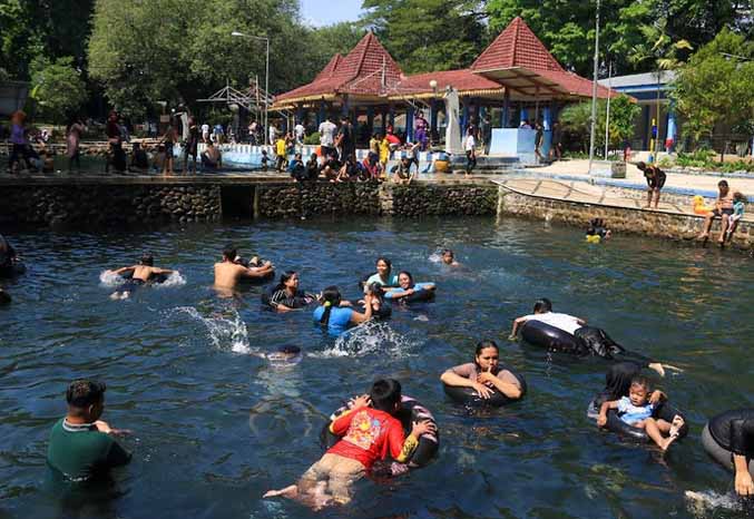 LANGSUNG RAMAI: Kolam wisata alam pemandian Banyubiru dikunjungi masyarakat. (Foto: M Zubaidillah/Jawa Pos Radar Bromo)