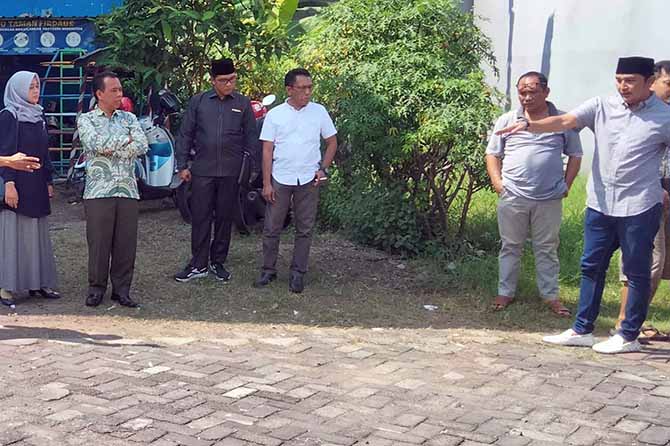 JADI PERHATIAN: Dewan dari Komisi II DPRD Kota Pasuruan saat mengecek lokasi. (Foto: M Busthomi/Jawa Pos Radar Bromo)