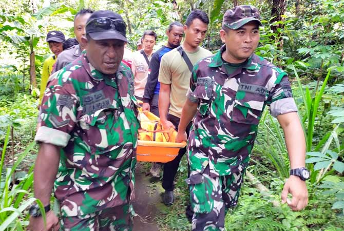NAHAS: Petugas saat mengevakuasi jenazah Moh Rois yang tewas usai terjatuh dari air terjun  Kebo Glundung, Tretes, Prigen. (Rizal Syatori/ Radar Bromo)