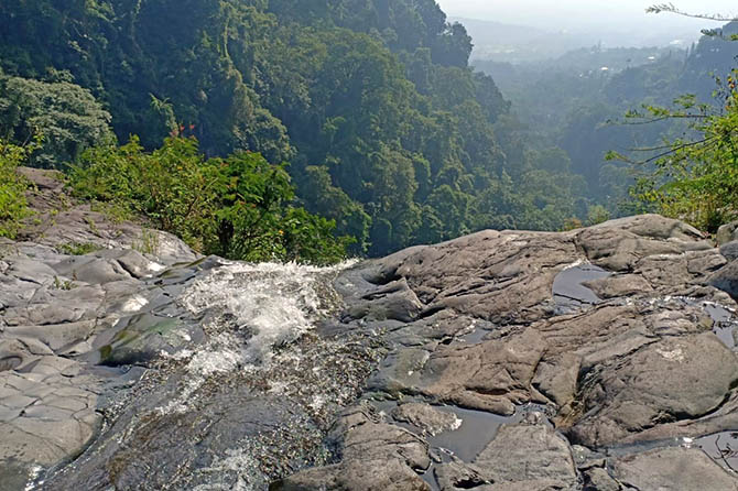 DITUTUP: Air terjun Coban Kebo Glundung yang saat ini ditutup karena ada beberapa korban tewas terjatuh. (Rizal Syatori/Radar Bromo)