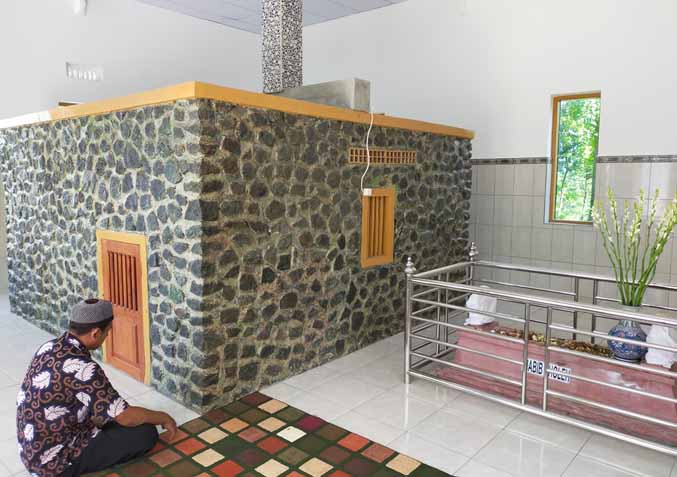 SERING DIKUNJUNGI: Makam Datuk Ahmad Baidowi di Dusun Tegalan, Desa Bulukandang, Prigen yang sering didatangi peziarah. (Foto: Rizal F. Syatori/Jawa Pos Radar Bromo)