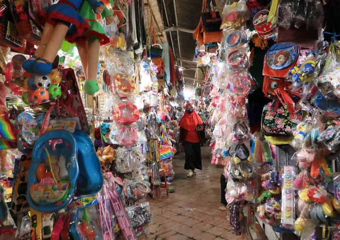 TERKESAN KUMUH: Lapak milik pedagang di Pasar Besar. Pasar ini akan direhab setelah Pemprov Jatim menggelontor dana Rp 10 miliar. (Foto: M Zubaidillah/Jawa Pos Radar Bromo)